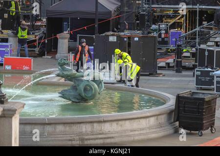 London, 9. Nov 2017. Die Rockgruppe U2-Bühne auf dem Trafalgar Square, wo Sie eingestellt sind ein kostenloses Konzert diesen Samstag zu spielen bereit sind, werden Sie mit Global Icon Award ist ein MTV EMA vorgelegt werden. : Credit: Claire Doherty/Alamy leben Nachrichten Stockfoto