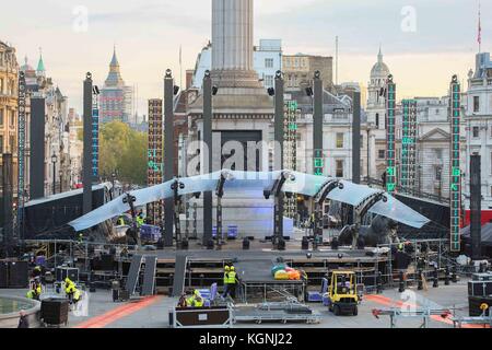 London, 9. Nov 2017. Die Rockgruppe U2-Bühne auf dem Trafalgar Square, wo Sie eingestellt sind ein kostenloses Konzert diesen Samstag zu spielen bereit sind, werden Sie mit Global Icon Award ist ein MTV EMA vorgelegt werden. : Credit: Claire Doherty/Alamy leben Nachrichten Stockfoto