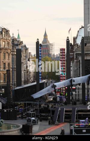 London, 9. Nov 2017. Die Rockgruppe U2-Bühne auf dem Trafalgar Square, wo Sie eingestellt sind ein kostenloses Konzert diesen Samstag zu spielen bereit sind, werden Sie mit Global Icon Award ist ein MTV EMA vorgelegt werden. : Credit: Claire Doherty/Alamy leben Nachrichten Stockfoto