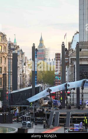 London, 9. Nov 2017. Die Rockgruppe U2-Bühne auf dem Trafalgar Square, wo Sie eingestellt sind ein kostenloses Konzert diesen Samstag zu spielen bereit sind, werden Sie mit Global Icon Award ist ein MTV EMA vorgelegt werden. : Credit: Claire Doherty/Alamy leben Nachrichten Stockfoto