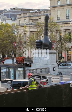 London, 9. Nov 2017. Die Rockgruppe U2-Bühne auf dem Trafalgar Square, wo Sie eingestellt sind ein kostenloses Konzert diesen Samstag zu spielen bereit sind, werden Sie mit Global Icon Award ist ein MTV EMA vorgelegt werden. : Credit: Claire Doherty/Alamy leben Nachrichten Stockfoto