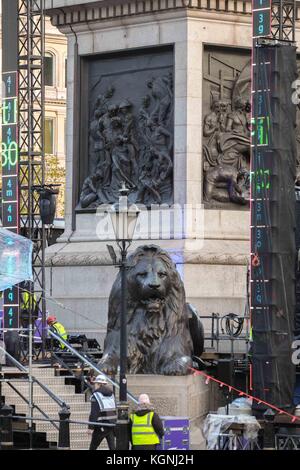 London, 9. Nov 2017. Die Rockgruppe U2-Bühne auf dem Trafalgar Square, wo Sie eingestellt sind ein kostenloses Konzert diesen Samstag zu spielen bereit sind, werden Sie mit Global Icon Award ist ein MTV EMA vorgelegt werden. : Credit: Claire Doherty/Alamy leben Nachrichten Stockfoto