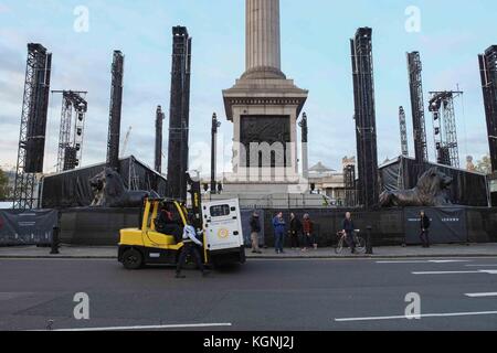 London, 9. Nov 2017. Die Rockgruppe U2-Bühne auf dem Trafalgar Square, wo Sie eingestellt sind ein kostenloses Konzert diesen Samstag zu spielen bereit sind, werden Sie mit Global Icon Award ist ein MTV EMA vorgelegt werden. : Credit: Claire Doherty/Alamy leben Nachrichten Stockfoto