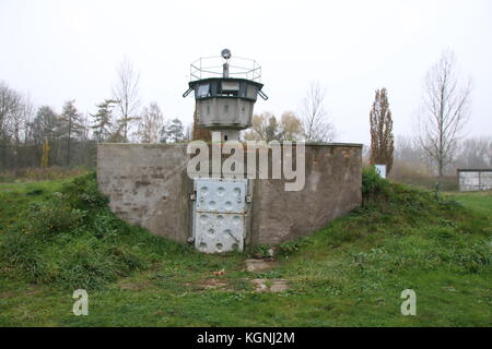 Hötensleben, Deutschland. November 2017. Ein alter Wachturm der DDR-Grenzposten am Grenzdenkmal Hötensleben. In Deutschland fiel die Mauer vor 28 Jahren, am 9. November 1989. Kredit: Mattis Kaminer/Alamy Live News Stockfoto