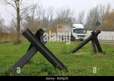 Hötensleben, Deutschland. November 2017. Panzerfallen am Grenzdenkmal Hötensleben. Sie zeigen ein charakteristisches, vom DDR-Grenzregime errichtetes Barrierensystem. In Deutschland fiel die Mauer vor 28 Jahren, am 9. November 1989. Kredit: Mattis Kaminer/Alamy Live News Stockfoto