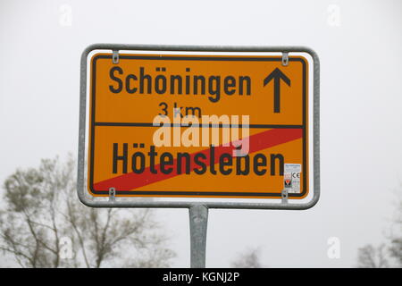 Hötensleben, Deutschland. November 2017. Das Schild zum Eingang von Hötensleben. Im Dorf gibt es ein Grenzdenkmal. Sie zeigen ein charakteristisches, vom DDR-Grenzregime errichtetes Barrierensystem. Kredit: Mattis Kaminer/Alamy Live News Stockfoto