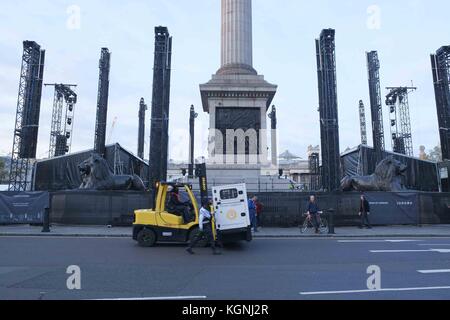 London, 9. Nov 2017. Die Rockgruppe U2-Bühne auf dem Trafalgar Square, wo Sie eingestellt sind ein kostenloses Konzert diesen Samstag zu spielen bereit sind, werden Sie mit Global Icon Award ist ein MTV EMA vorgelegt werden. : Credit: Claire Doherty/Alamy leben Nachrichten Stockfoto