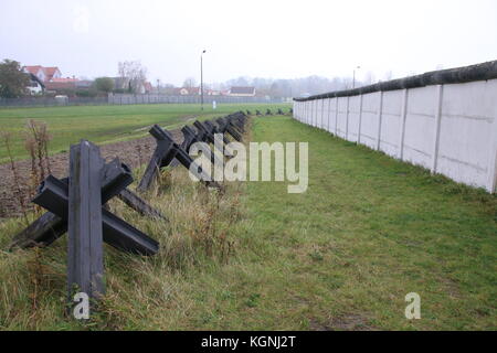 Hötensleben, Deutschland. November 2017. Das Grenzdenkmal Hötensleben. Sie zeigen ein charakteristisches, vom DDR-Grenzregime errichtetes Barrierensystem. In Deutschland fiel die Mauer vor 28 Jahren, am 9. November 1989. Kredit: Mattis Kaminer/Alamy Live News Stockfoto