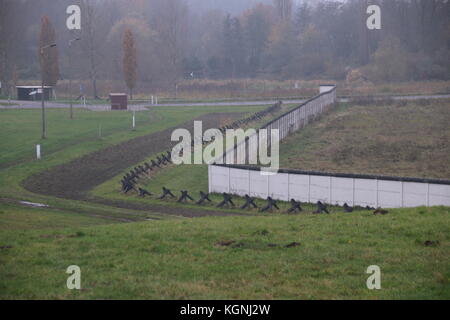 Hötensleben, Deutschland. November 2017. Das Grenzdenkmal Hötensleben. Sie zeigen ein charakteristisches, vom DDR-Grenzregime errichtetes Barrierensystem. In Deutschland fiel die Mauer vor 28 Jahren, am 9. November 1989. Kredit: Mattis Kaminer/Alamy Live News Stockfoto