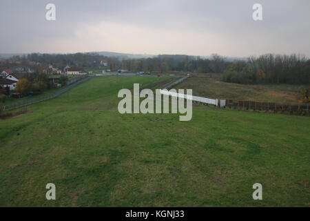 Hötensleben, Deutschland. November 2017. Das Grenzdenkmal Hötensleben. Sie zeigen ein charakteristisches, vom DDR-Grenzregime errichtetes Barrierensystem. In Deutschland fiel die Mauer vor 28 Jahren, am 9. November 1989. Kredit: Mattis Kaminer/Alamy Live News Stockfoto