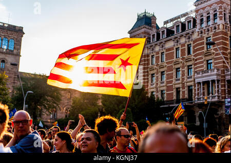 Barcelona, 10. oktober 2017: Die Menschen marschieren auf der Straße von barcelona um die Unabhängigkeit kataloniens und halten katalanische Flaggen Stockfoto