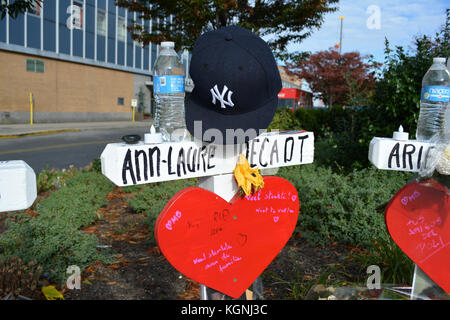 Manhattan, USA. November 2017. Auf dem Fahrradweg in Manhattan, der Schauplatz eines tödlichen Angriffs auf einen Lkw war, wächst ein Denkmal. Quelle: Christopher Penler/Alamy Live News Stockfoto