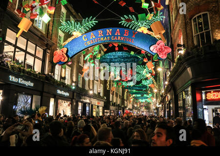 London, Großbritannien. 9 Nov, 2017. grosse Massen an einem wunderschönen Display der Weihnachtsbeleuchtung mit Karneval Thema tropische Vögel und Palmen an der Carnaby Street Weihnachtsbeleuchtung zu sehen Schalter auf Kredit: Amer ghazzal/alamy leben Nachrichten Stockfoto