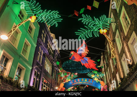 London, Großbritannien. 9 Nov, 2017. grosse Massen an einem wunderschönen Display der Weihnachtsbeleuchtung mit Karneval Thema tropische Vögel und Palmen an der Carnaby Street Weihnachtsbeleuchtung zu sehen Schalter auf Kredit: Amer ghazzal/alamy leben Nachrichten Stockfoto