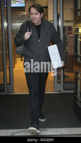 London, Großbritannien. November 2017. Jonathan Ross sah, wie er die BBC Radio Two Studios in London verließ. Stockfoto