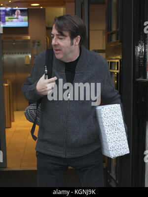 London, Großbritannien. November 2017. Jonathan Ross sah, wie er die BBC Radio Two Studios in London verließ. Stockfoto