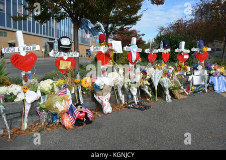 Manhattan, USA. November 2017. Wachsendes Denkmal in der Nähe des Schauplatzes des tödlichen Terroranschlags auf einem Radweg entlang der West Side von Lower Manhattan. Quelle: Christopher Penler/Alamy Live News Stockfoto