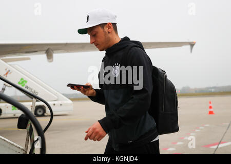 Berlin, Deutschland. November 2017. Mesut Oezil besteigt das Teamflugzeug am Flughafen Tegel in Berlin am 9. November 2017. Die deutsche Fußballnationalmannschaft flog am 10. November 2017 nach London für ein internationales Freundschaftsspiel gegen England. Quelle: Christian Charisius/dpa/Alamy Live News Stockfoto