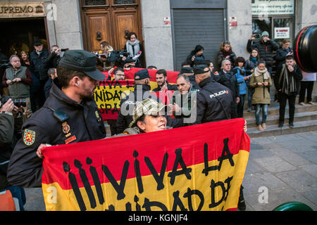 Madrid, Spanien. 9 Nov, 2017. Pro-Einheit Demonstranten halten spanische Flaggen wie Carme Forcadell am Obersten Gerichtshof kommt über ihre Rolle in der Unabhängigkeit Kataloniens, in Madrid, Spanien in Frage gestellt werden. Credit: Marcos del Mazo/Alamy leben Nachrichten Stockfoto