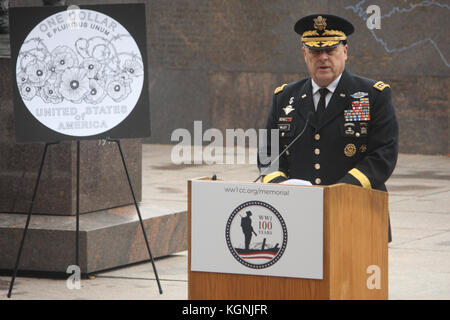 Washington, DC, USA. November 2017. General Mark Milley, 39. Stabschef der United States Army, sprach bei der zeremonielle Spatenstich-Zeremonie für das National World war I Memorial, das im Pershing Park in Washington, DC gebaut werden soll. Ein Bild der Rückseite der amerikanischen Veterans Centennial Coin aus dem Ersten Weltkrieg ist im Hintergrund zu seiner Rechten zu sehen. Quelle: Evan Golub/ZUMA Wire/Alamy Live News Stockfoto