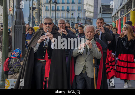 Madrid, Spanien. 09 Nov, 2017. Die traditionelle Prozession der Jungfrau von La Almudena, der Schutzpatronin von Madrid, erfolgte durch die Straßen der spanischen Hauptstadt sammeln Hunderte von Menschen. Es lief von der Kathedrale La Almudena Plaza Mayor, wo ein Gottesdienst mit dem Erzbischof von Madrid led statt. Credit: Lora Grigorova/Alamy leben Nachrichten Stockfoto