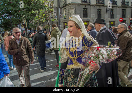 Madrid, Spanien. 09 Nov, 2017. Die traditionelle Prozession der Jungfrau von La Almudena, der Schutzpatronin von Madrid, erfolgte durch die Straßen der spanischen Hauptstadt sammeln Hunderte von Menschen. Es lief von der Kathedrale La Almudena Plaza Mayor, wo ein Gottesdienst mit dem Erzbischof von Madrid led statt. Credit: Lora Grigorova/Alamy leben Nachrichten Stockfoto