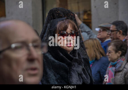 Madrid, Spanien. 09 Nov, 2017. Die traditionelle Prozession der Jungfrau von La Almudena, der Schutzpatronin von Madrid, erfolgte durch die Straßen der spanischen Hauptstadt sammeln Hunderte von Menschen. Es lief von der Kathedrale La Almudena Plaza Mayor, wo ein Gottesdienst mit dem Erzbischof von Madrid led statt. Credit: Lora Grigorova/Alamy leben Nachrichten Stockfoto