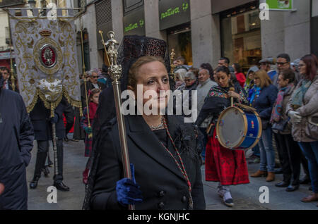 Madrid, Spanien. 09 Nov, 2017. Die traditionelle Prozession der Jungfrau von La Almudena, der Schutzpatronin von Madrid, erfolgte durch die Straßen der spanischen Hauptstadt sammeln Hunderte von Menschen. Es lief von der Kathedrale La Almudena Plaza Mayor, wo ein Gottesdienst mit dem Erzbischof von Madrid led statt. Credit: Lora Grigorova/Alamy leben Nachrichten Stockfoto