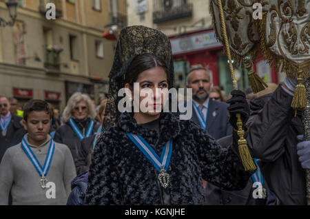 Madrid, Spanien. 09 Nov, 2017. Die traditionelle Prozession der Jungfrau von La Almudena, der Schutzpatronin von Madrid, erfolgte durch die Straßen der spanischen Hauptstadt sammeln Hunderte von Menschen. Es lief von der Kathedrale La Almudena Plaza Mayor, wo ein Gottesdienst mit dem Erzbischof von Madrid led statt. Credit: Lora Grigorova/Alamy leben Nachrichten Stockfoto