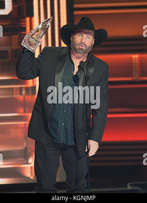 Nashville, Tennessee, USA. November 2017. Der Musiker GARTH BROOKS nimmt den Preis für Entertainer des Jahres bei den 51. Jährlichen CMA Awards in der Bridgestone Arena entgegen. Kredit: Jason Moore/ZUMA Wire/Alamy Live News Stockfoto