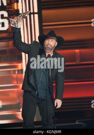 Nashville, Tennessee, USA. November 2017. Der Musiker GARTH BROOKS nimmt den Preis für Entertainer des Jahres bei den 51. Jährlichen CMA Awards in der Bridgestone Arena entgegen. Kredit: Jason Moore/ZUMA Wire/Alamy Live News Stockfoto