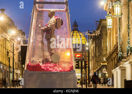 Newcastle upon Tyne, Großbritannien. 9 Nov, 2017. Jeder Mensch gedachte Skulptur außerhalb des Theatre Royal in Newcastle upon Tyne. Die Skulptur fördert die Legion jeder Kampagne, die die Öffentlichkeit fordert Tribut an jeder der 1,117,077 Männer und Frauen aus Großbritannien und das Commonwealth, die im Ersten Weltkrieg gefallen sind zu zahlen erinnert. Die Skulptur ist ein gemeinsames Stück mit Künstler Mark Humphrey und hat mit der Unterstützung von einem Team von britischen Politikern geschaffen worden. Credit: ALAN DAWSON/Alamy leben Nachrichten Stockfoto