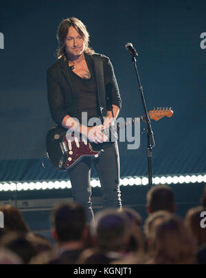 Nashville, Tennessee, USA. November 2017. Der Musiker KEITH URBAN tritt bei den 51. Jährlichen CMA Awards auf, die in der Bridgestone Arena stattfanden. Kredit: Jason Moore/ZUMA Wire/Alamy Live News Stockfoto