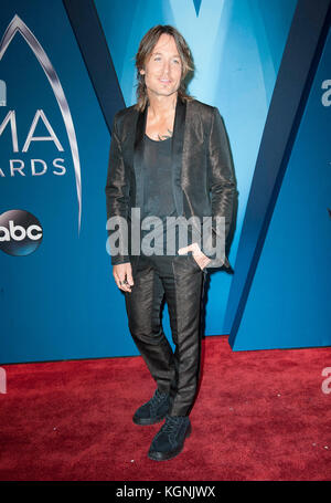 Nashville, Tennessee, USA. November 2017. Der Musiker KEITH URBAN kommt auf den roten Teppich bei den 51. Jährlichen CMA Awards, die in der Bridgestone Arena stattfanden. Kredit: Jason Moore/ZUMA Wire/Alamy Live News Stockfoto