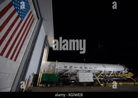 Wattsville, Virginia, USA. November 2017. Die Orbital ATK Antares-Rakete wird von der Horizontal Integration Facility zum Start von Pad-0A in der Wallops Flight Facility am 9. November 2017 in Wattsville, Virginia, eingesetzt. Die Rakete wird über 7.400 Pfund an Vorräten zur Internationalen Raumstation transportieren. Quelle: Planetpix/Alamy Live News Stockfoto