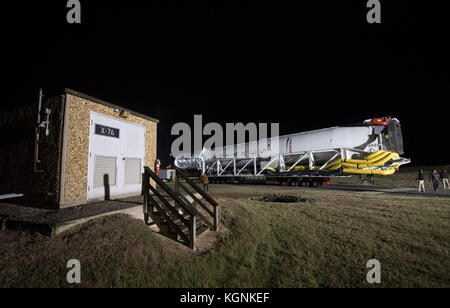 Wattsville, Virginia, USA. November 2017. Die Orbital ATK Antares-Rakete wird von der Horizontal Integration Facility zum Start von Pad-0A in der Wallops Flight Facility am 9. November 2017 in Wattsville, Virginia, eingesetzt. Die Rakete wird über 7.400 Pfund an Vorräten zur Internationalen Raumstation transportieren. Quelle: Planetpix/Alamy Live News Stockfoto