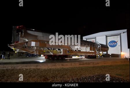 Wattsville, Virginia, USA. November 2017. Die Orbital ATK Antares-Rakete wird von der Horizontal Integration Facility zum Start von Pad-0A in der Wallops Flight Facility am 9. November 2017 in Wattsville, Virginia, eingesetzt. Die Rakete wird über 7.400 Pfund an Vorräten zur Internationalen Raumstation transportieren. Quelle: Planetpix/Alamy Live News Stockfoto