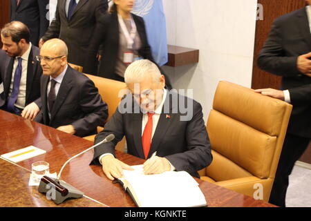 Uno, New York, USA. 9 Nov, 2017 Premierminister der Türkei binali Yildirim un-sec-gen Antonio Guterres. Credit: Matthew Russell Lee/alamy leben Nachrichten Stockfoto