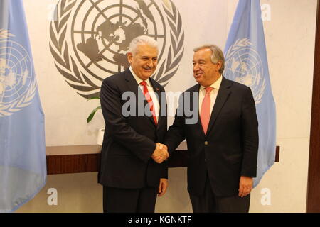 Uno, New York, USA. 9 Nov, 2017 Premierminister der Türkei binali Yildirim un-sec-gen Antonio Guterres. Credit: Matthew Russell Lee/alamy leben Nachrichten Stockfoto