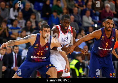 Barcelona, Espana. November 2017. Bryant Dunston, Kevin Seraphin und Adam Hanga während des Spiels zwischen dem FC Barcelona und Zalgiris Kaunas, das der 6. Woche der Basketball-Euroleague in Barcelona am 8. November 2017 entsprach. Quelle: Gtres Información más Comuniación online, S.L./Alamy Live News Stockfoto