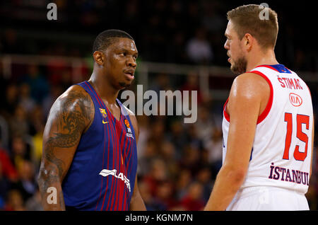 Barcelona, Espana. November 2017. Vladimir Stimac und Kevin Seraphin während des Spiels zwischen dem FC Barcelona und Zalgiris Kaunas, das der 6. Woche der Basketball-Euroliga in Barcelona am 8. November 2017 entsprach. Quelle: Gtres Información más Comuniación online, S.L./Alamy Live News Stockfoto