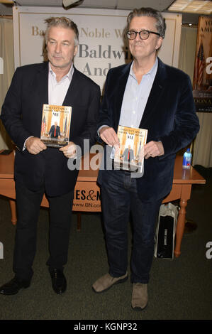 Alec Baldwin und Kurt Andersen bei einer Buchzeichnung ihres Buches „You Can't Spell America without Me – The really enorm Inside Story of my fantastischen First Year as President Donald J. Trump (A so-called Parody)“ in der Barnes & Noble Fifth Avenue. New York, 08.11.2017 | Nutzung weltweit Stockfoto