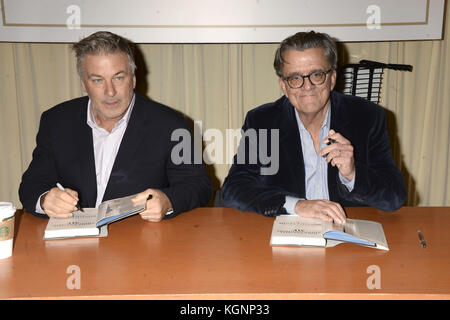 Alec Baldwin und Kurt Andersen bei einer Buchzeichnung ihres Buches „You Can't Spell America without Me – The really enorm Inside Story of my fantastischen First Year as President Donald J. Trump (A so-called Parody)“ in der Barnes & Noble Fifth Avenue. New York, 08.11.2017 | Nutzung weltweit Stockfoto