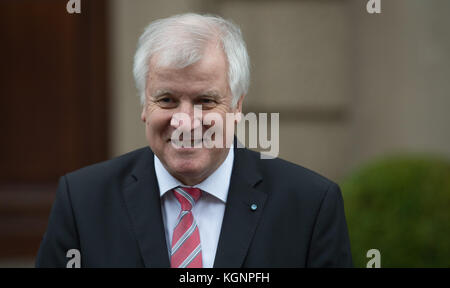 Berlin, Deutschland. November 2017. CSU-Vorsitzender Horst Seehofer trifft am 10. November 2017 zu einer weiteren Diskussionsrunde mit CDU, CSU, FDP und Grünen in Berlin ein. Die Parteien prüfen derzeit eine mögliche Koalition der gemeinsamen Regierung, eine so genannte Jamaika-Koalition, in Bezug auf die Farben der Parteien, die denen der jamaikanischen Flagge entsprechen. Quelle: dpa Picture Alliance/Alamy Live News Stockfoto