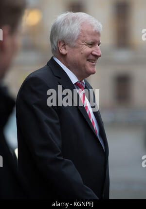 Berlin, Deutschland. November 2017. CSU-Vorsitzender Horst Seehofer trifft am 10. November 2017 zu einer weiteren Diskussionsrunde mit CDU, CSU, FDP und Grünen in Berlin ein. Die Parteien prüfen derzeit eine mögliche Koalition der gemeinsamen Regierung, eine so genannte Jamaika-Koalition, in Bezug auf die Farben der Parteien, die denen der jamaikanischen Flagge entsprechen. Quelle: dpa Picture Alliance/Alamy Live News Stockfoto