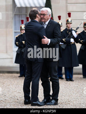 Paris, Frankreich. November 2017. Der französische Präsident Emmanuel Macron (L) begrüßt den deutschen Präsidenten Frank-Walter Steinmeier am 10. November 2017 im Elysee-Palast in Paris, Frankreich. Nach ihrem Treffen besuchen Steinmeier und Macron die Gedenkstätte Hartmannsweilerkopf im Elsass, um den Soldaten des Ersten Weltkriegs zu gedenken. Credit: Bernd von Jutrczenka/dpa/Alamy Live News Stockfoto