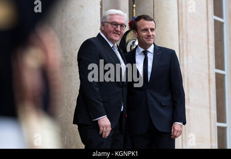 Paris, Frankreich. November 2017. Der französische Präsident Emmanuel Macron (L) begrüßt den deutschen Präsidenten Frank-Walter Steinmeier am 10. November 2017 im Elysee-Palast in Paris, Frankreich. Nach ihrem Treffen besuchen Steinmeier und Macron die Gedenkstätte Hartmannsweilerkopf im Elsass, um den Soldaten des Ersten Weltkriegs zu gedenken. Credit: Bernd von Jutrczenka/dpa/Alamy Live News Stockfoto