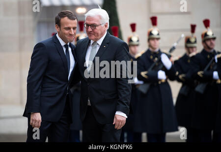 Paris, Frankreich. November 2017. Der französische Präsident Emmanuel Macron (L) begrüßt den deutschen Präsidenten Frank-Walter Steinmeier am 10. November 2017 im Elysee-Palast in Paris, Frankreich. Nach ihrem Treffen besuchen Steinmeier und Macron die Gedenkstätte Hartmannsweilerkopf im Elsass, um den Soldaten des Ersten Weltkriegs zu gedenken. Credit: Bernd von Jutrczenka/dpa/Alamy Live News Stockfoto