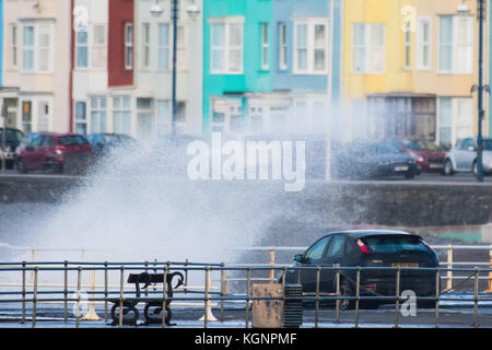Aberystwyth Wales UK, Freitag, 10. November 2017 UK Wetter: Ein bitterkalter und stürmischer Tag in Aberystwyth an der westwales-Küste, mit starken Winden und der Flut, die dazu führen, dass Wellen über Autos krachen Stockfoto
