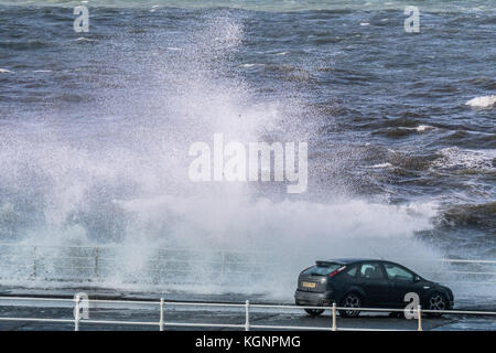 Aberystwyth Wales uk, Freitag, 10. November 2017 uk Wetter: Ein beißend kalt und blustery Tag in Aberystwyth auf der West Wales Küste, mit starken Winden und die Flut die Kombination von Wellen zu bringen, stürzt über Autos der Küste Photo credit geparkt: Keith Morris/alamy leben Nachrichten Stockfoto